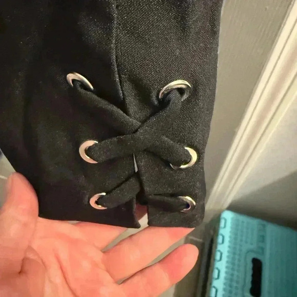 Alex & Olivia pull on stretchy capris with cross cross design at bottom Size 16 - Picture 4 of 7